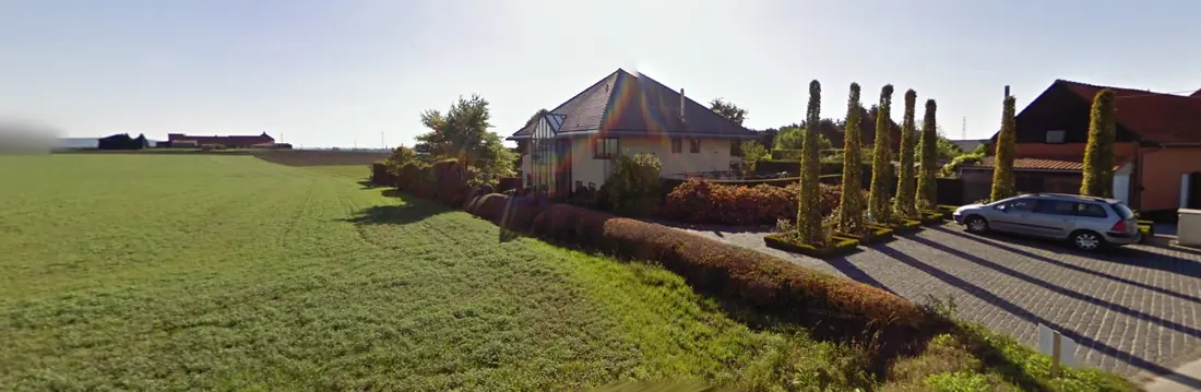 Tuinlandschap met woning in de verte