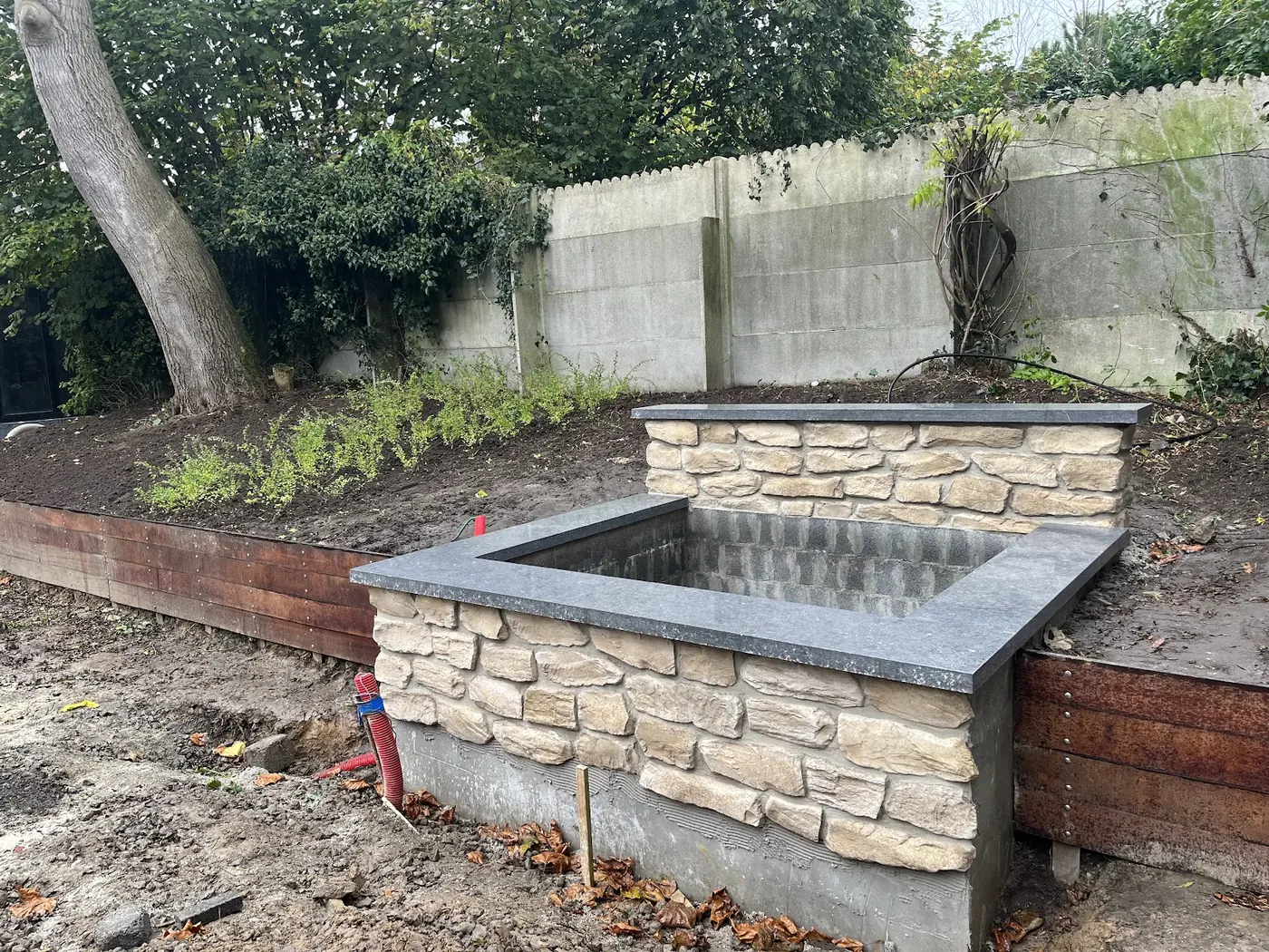Fontein in uitvoering met natuursteen en Corten-elementen