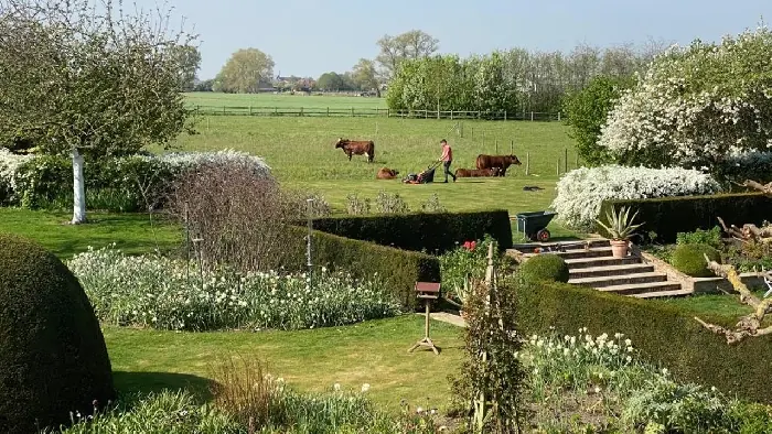 Sunken garden met gelaagde beplanting